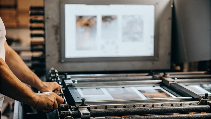 在多色印刷中，如何实现移印机的色彩精确对位？